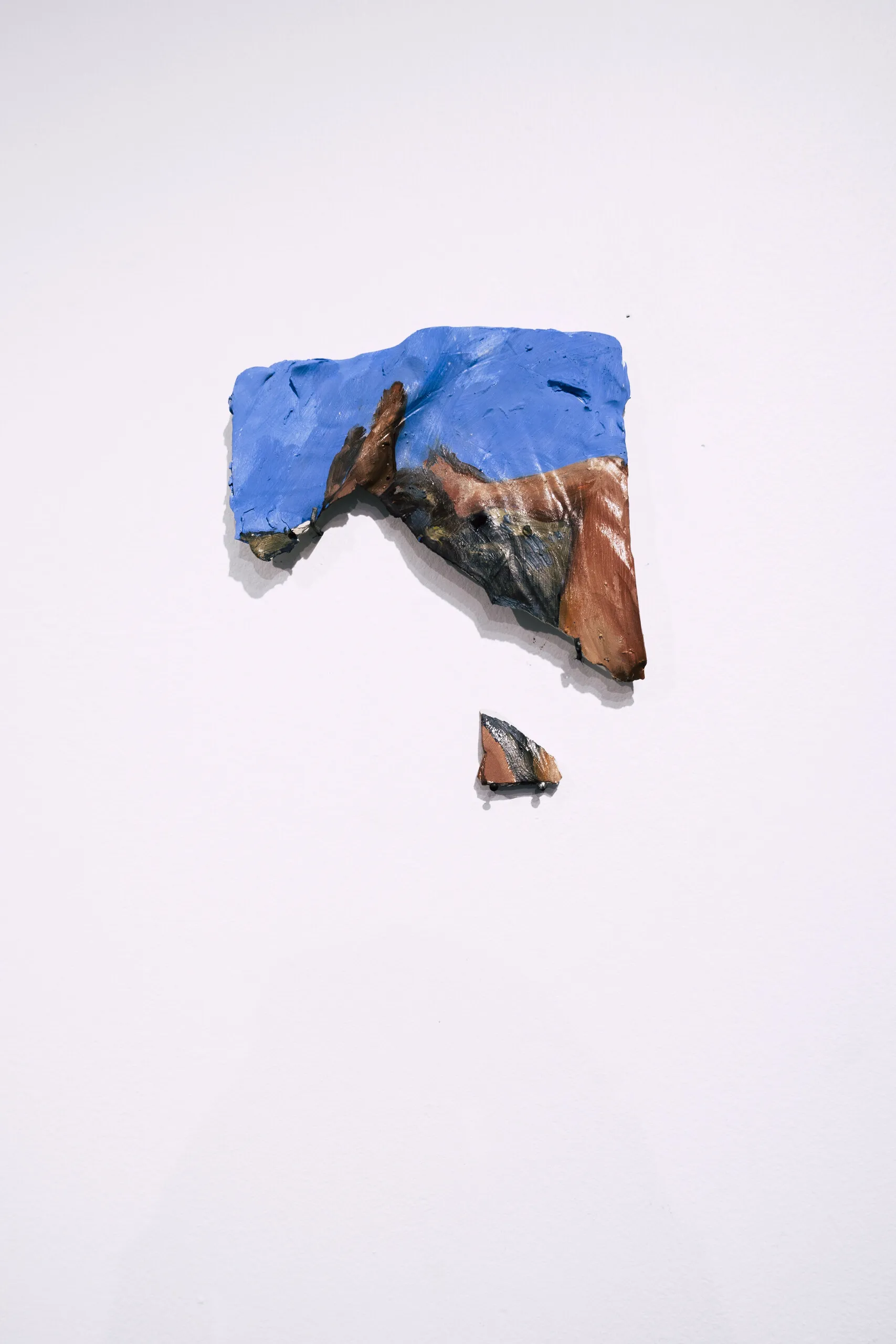 Espelho Meu: fragmentary painted piece of sky and ochre landscape. Photo: Jenniffer Lima Pais