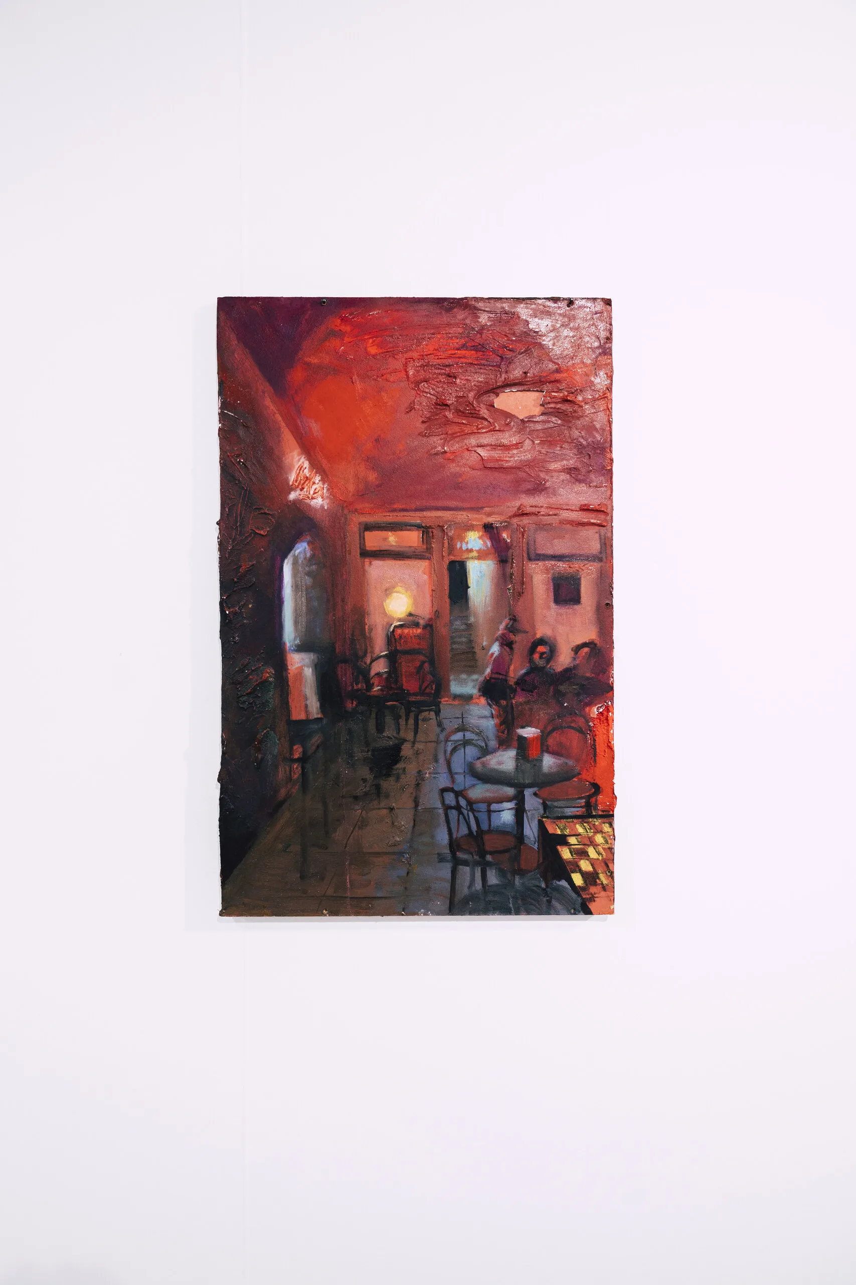 Espelho Meu: red-lit interior with figures at tables. Photo: Jenniffer Lima Pais