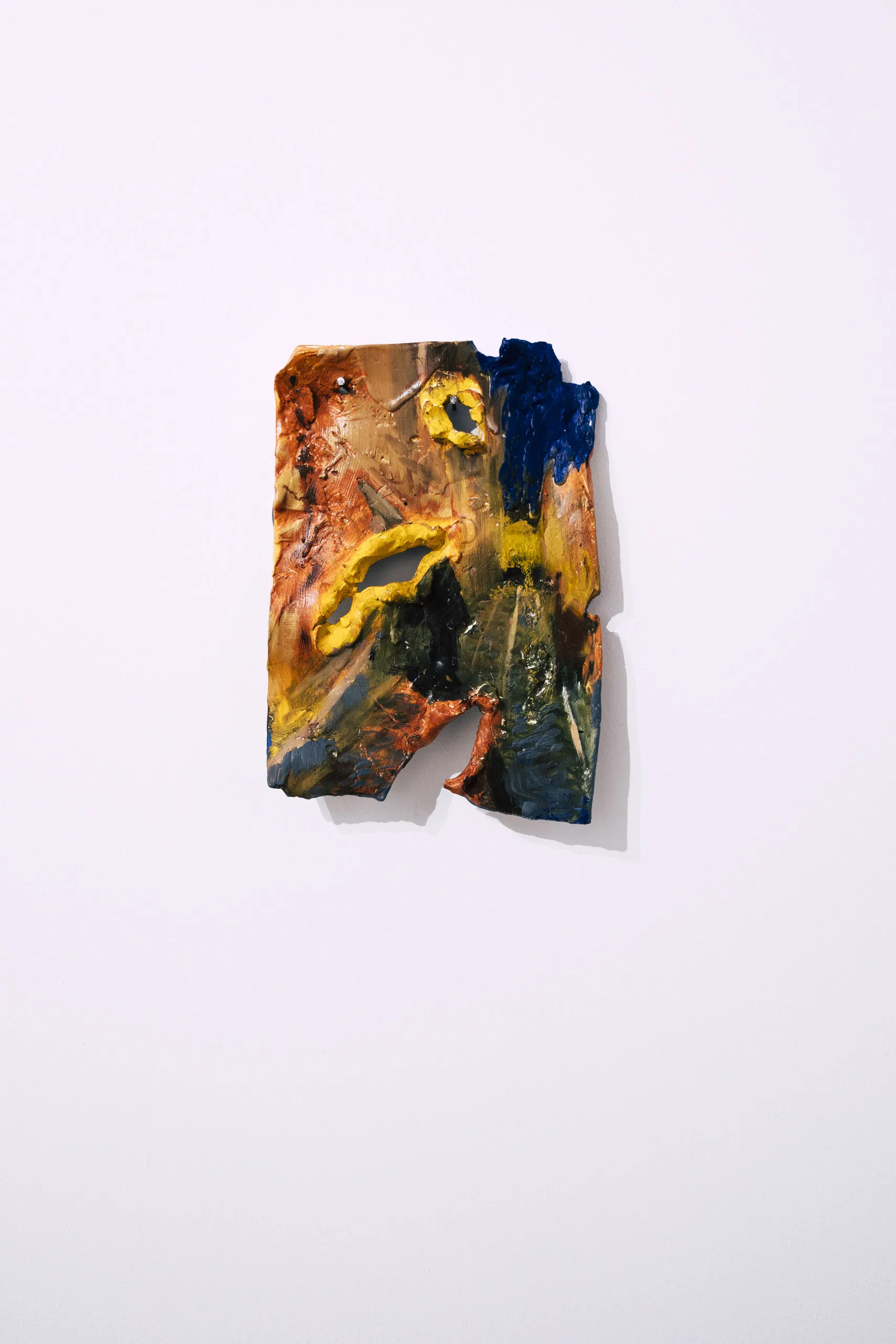 Espelho Meu: sunflower painting in yellow and blue on an irregular surface. Photo: Jenniffer Lima Pais