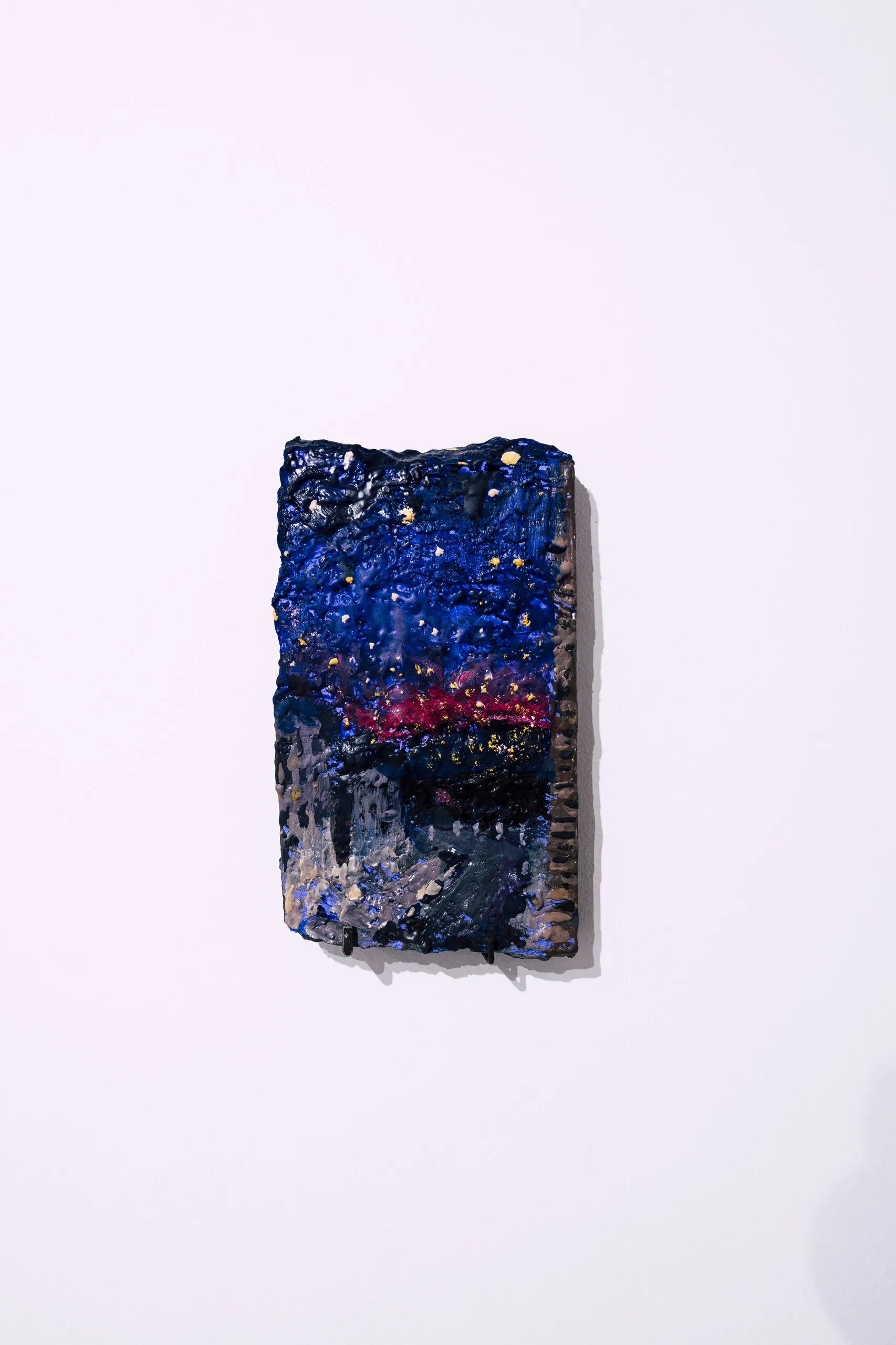 Espelho Meu: starry night painting in deep blue on an irregular surface. Photo: Jenniffer Lima Pais