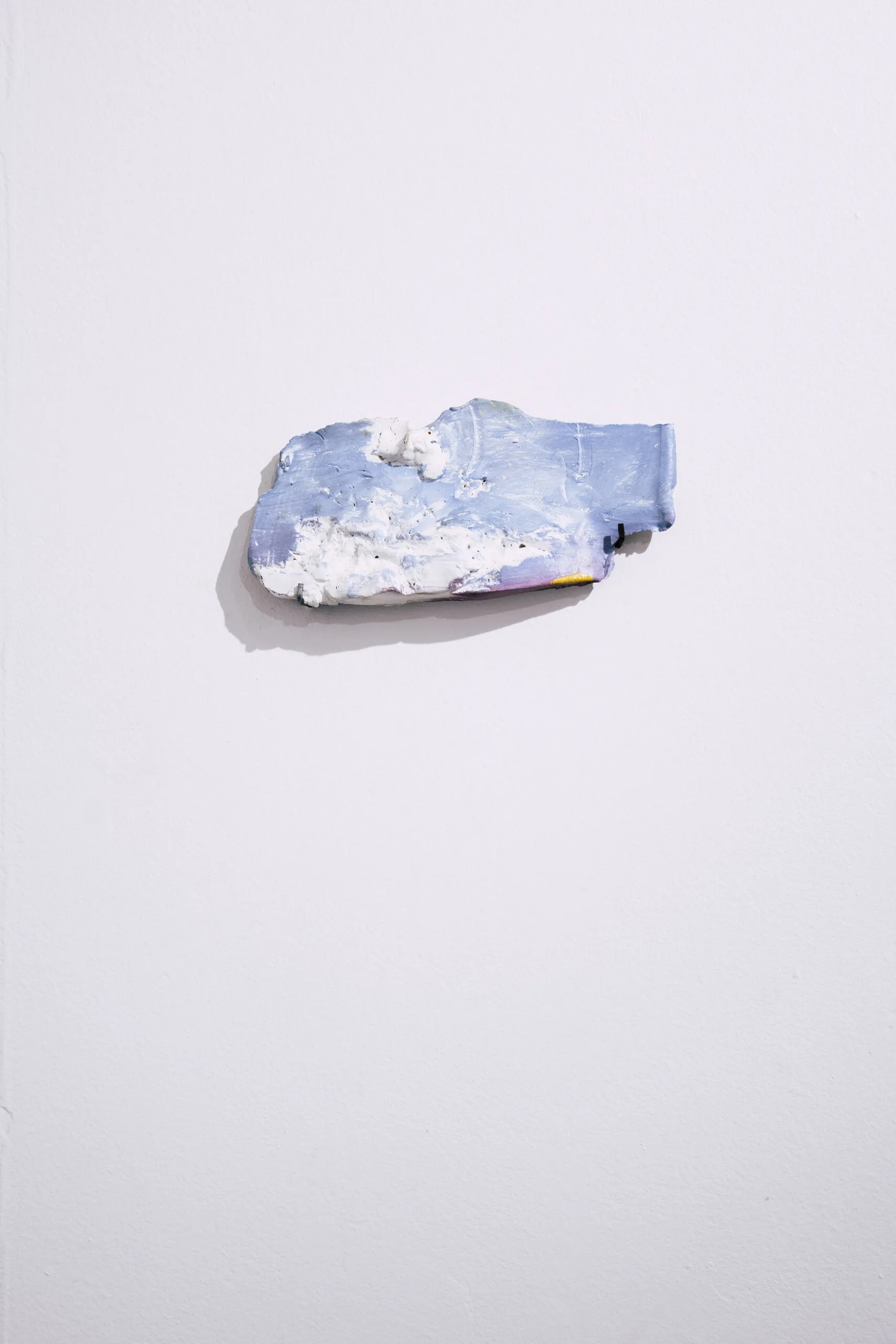 Espelho Meu: small pale blue and white fragment on a white wall. Photo: Jenniffer Lima Pais