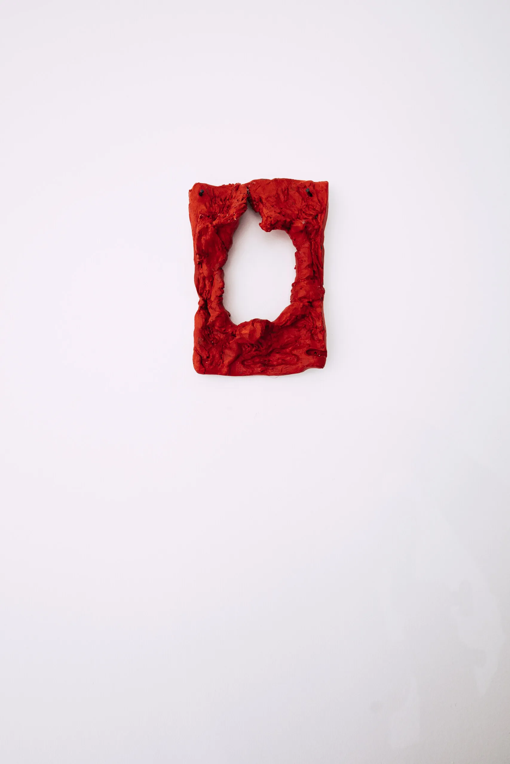 Espelho Meu: crumpled red piece on a white wall. Photo: Jenniffer Lima Pais