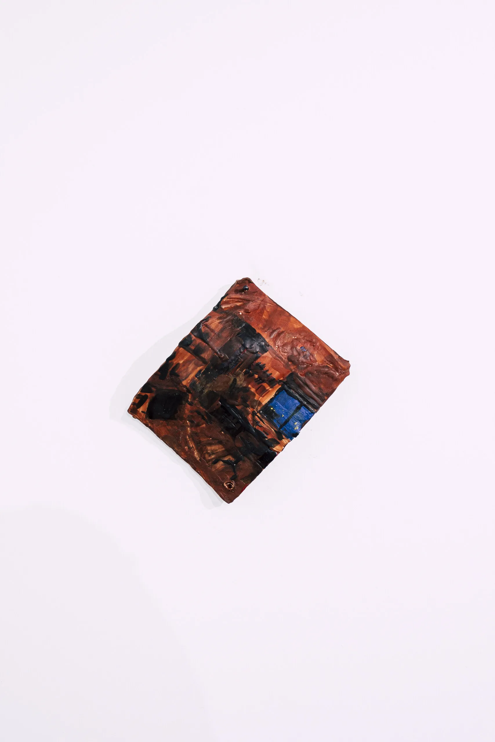 Espelho Meu: small tilted red and blue painted fragment. Photo: Jenniffer Lima Pais